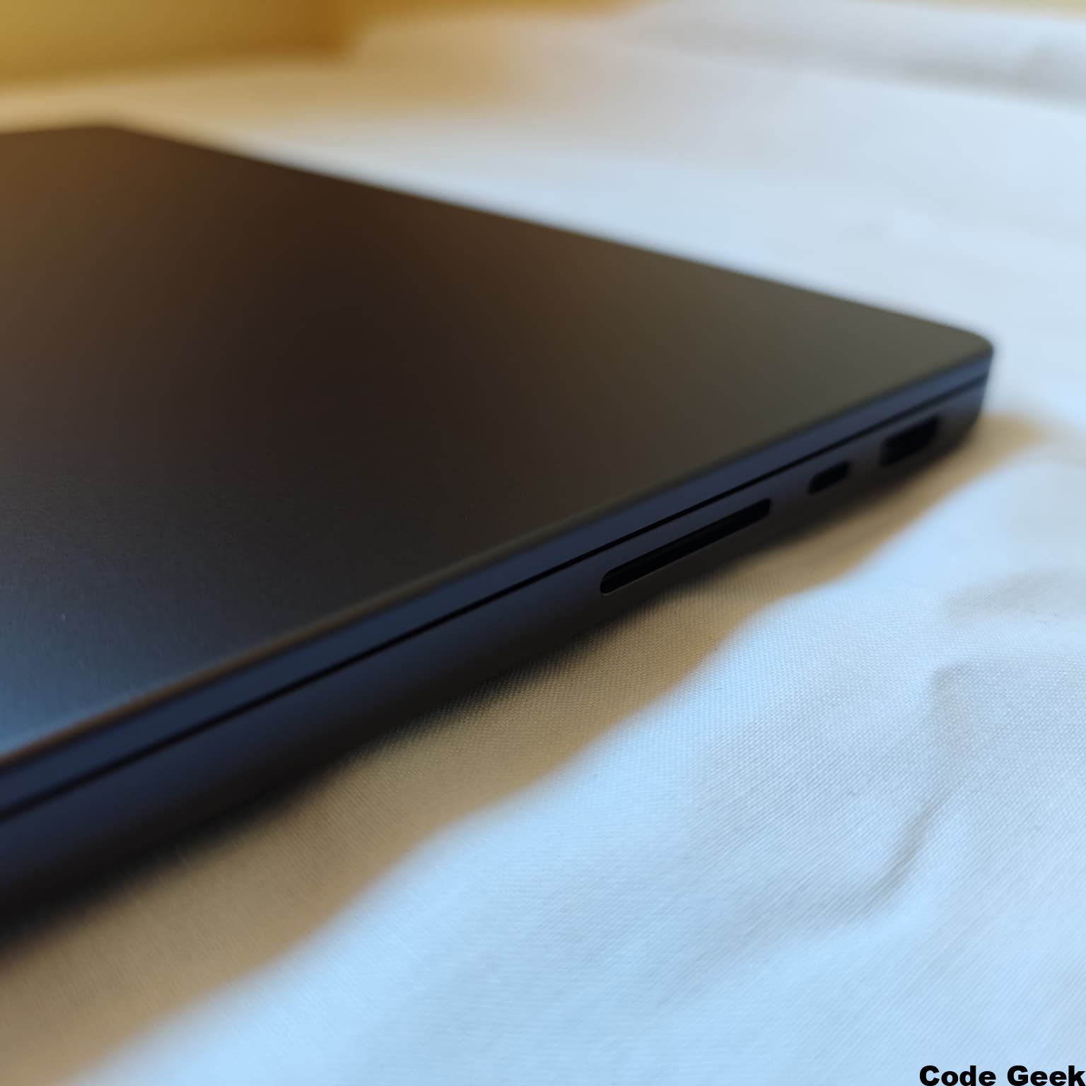 MacBook Pro M5 Bisagra Abierta